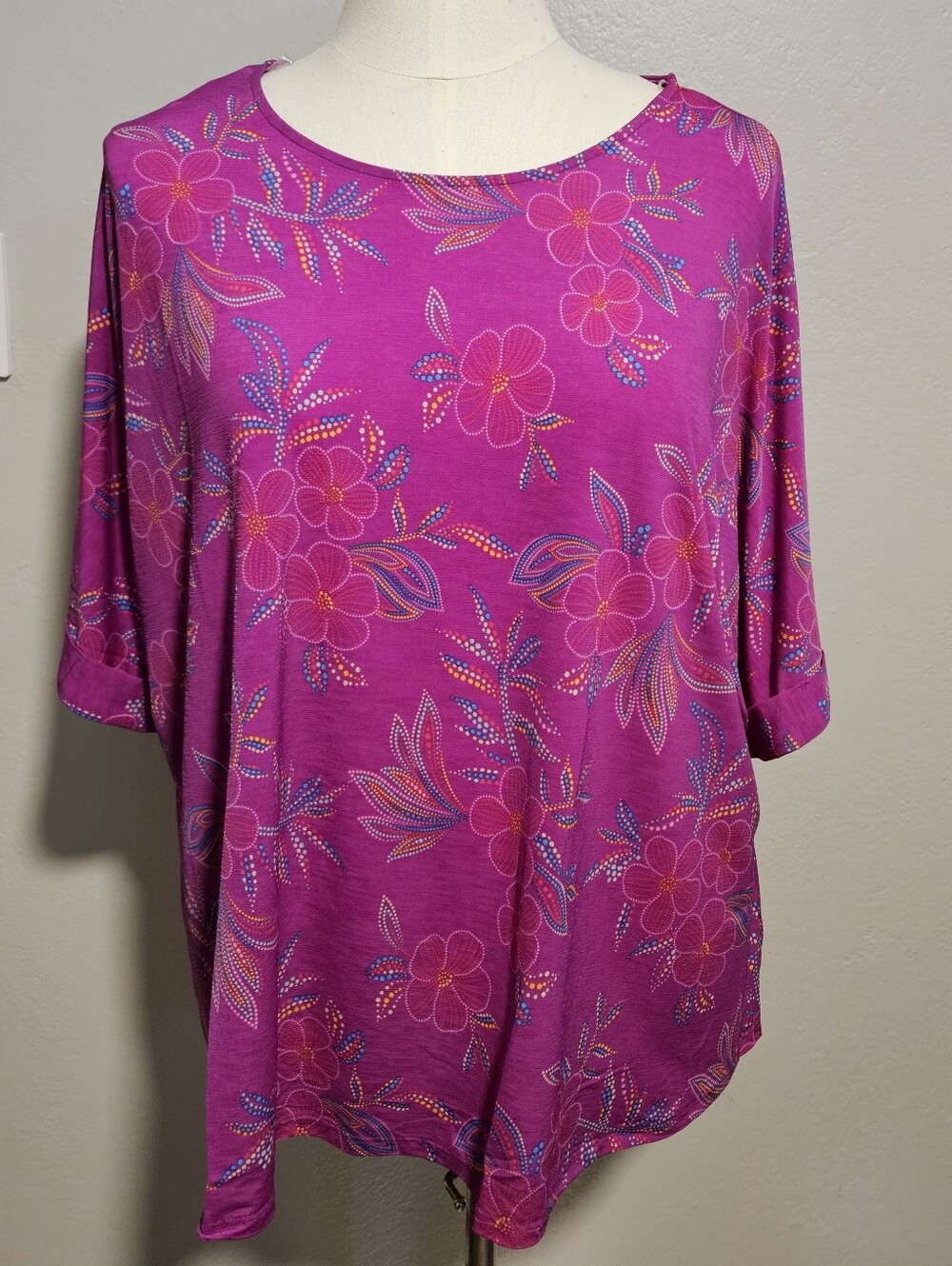 Dear Scarlett Boyfriend V0037 Floral  Short Sleeve Top Magenta Pink Size 2X NWT - Picture 3 of 9